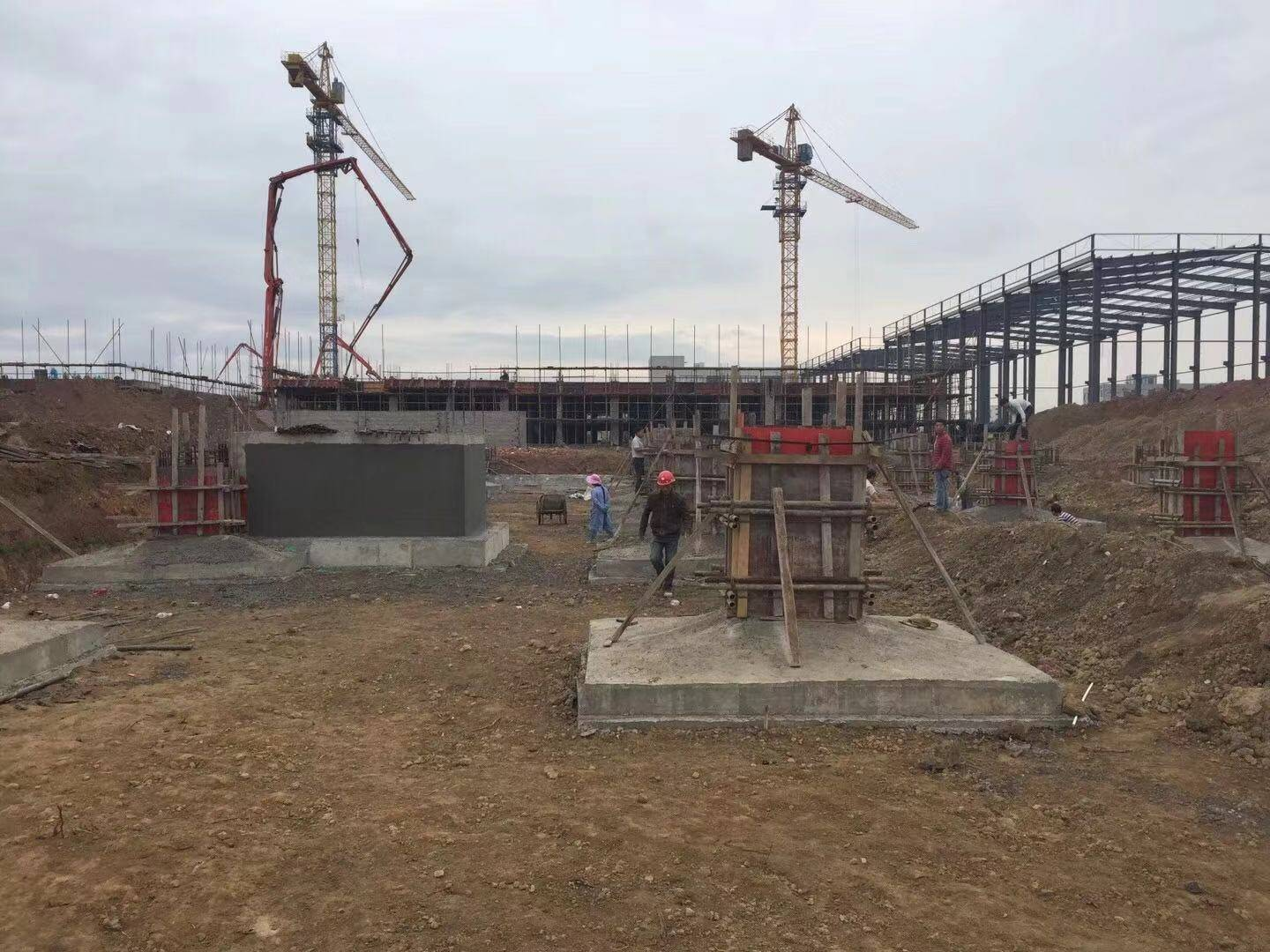 المصنع الجديد قيد الإنشاء